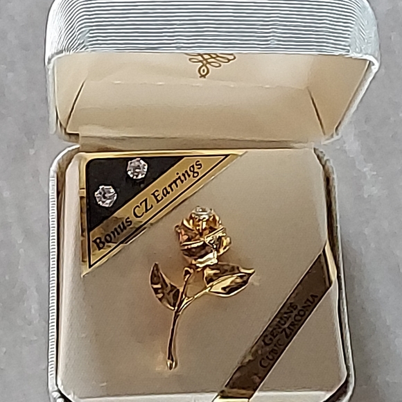 S240 Cubic Zirconia Rose Pin & Stud Earring Boxed Set - Picture 5 of 8